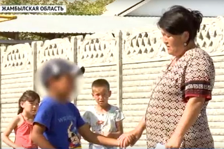 Житель Тараза нанёс побои семилетнему мальчику и угрожает его семье