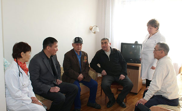 Гости посетили аксакала Сауытбека Рысбаева
