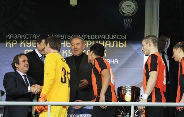 Президент РК Нусрултан Назарбаев вручает медали игрокам ФК Шахтер
