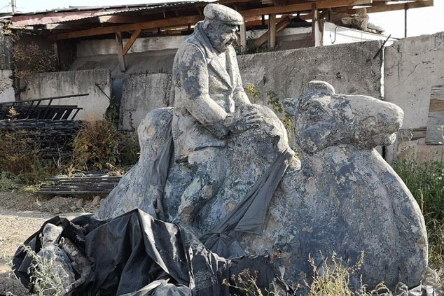 Скульптуру с героями фильма «Джентльмены удачи» в Таразе разгромили вандалы